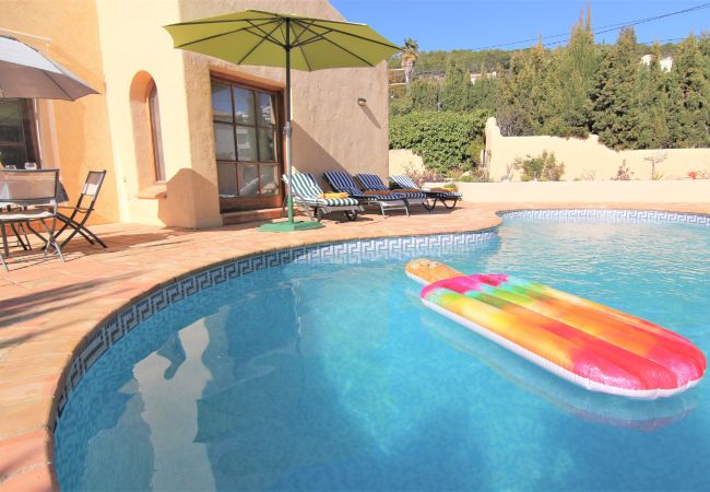 Villa à Calpe - AMUCHOSOL-Piscina-Wifi y Parking Gratis. Villa à Calpe - AMUCHOSOL-Piscina-Wifi y Parking Gratis.