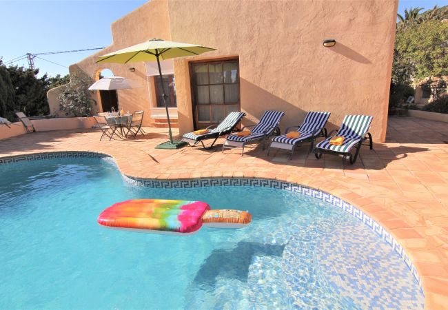 Villa à Calpe - AMUCHOSOL-Piscina-Wifi y Parking Gratis. Villa à Calpe - AMUCHOSOL-Piscina-Wifi y Parking Gratis.
